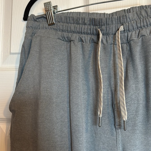 Vuori Ponto Performance men’s gray tapered leg jogger sweatpants size medium - Picture 4 of 8